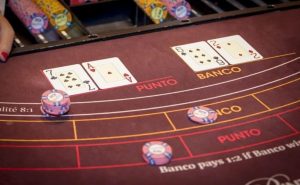Mesa de Baccarat com dealer no 1IPG cassino